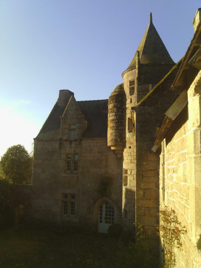 Manoir De Kerguereon Bed & Breakfast Ploubezre Exterior photo