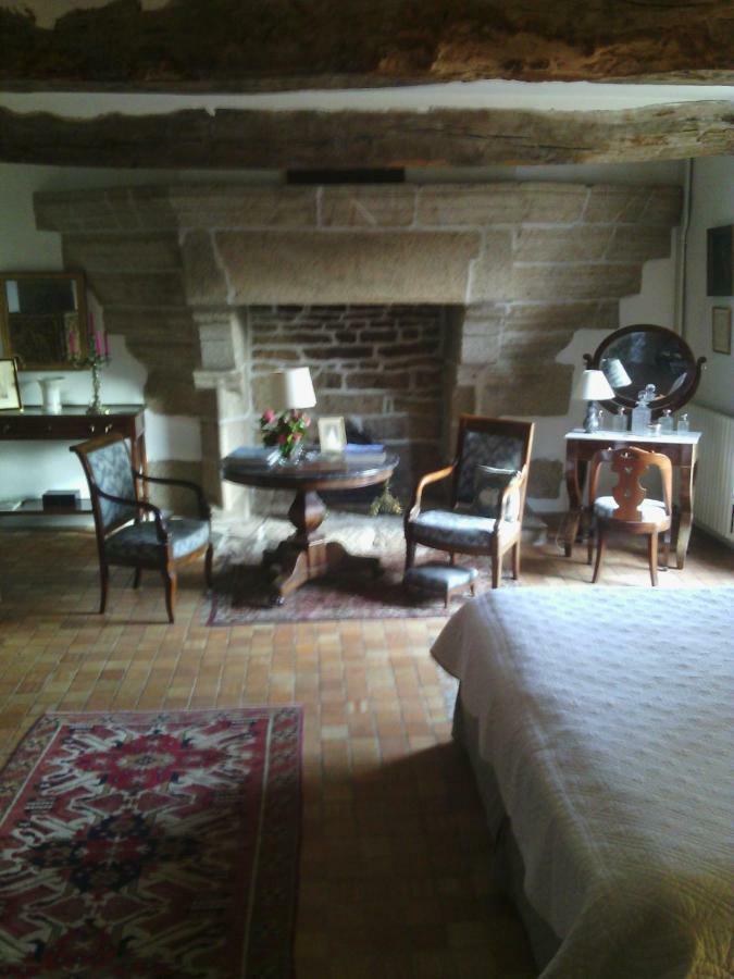 Manoir De Kerguereon Bed & Breakfast Ploubezre Exterior photo