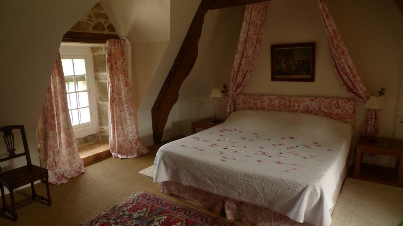 Manoir De Kerguereon Bed & Breakfast Ploubezre Exterior photo