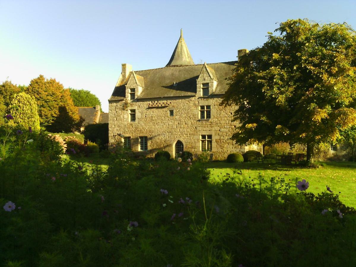 Manoir De Kerguereon Bed & Breakfast Ploubezre Exterior photo
