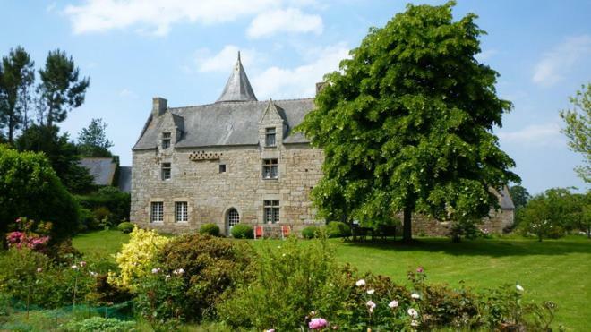 Manoir De Kerguereon Bed & Breakfast Ploubezre Exterior photo